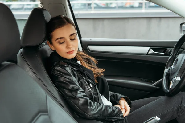 Femme avec les yeux fermés sur le siège du conducteur de drone voiture — Photo de stock