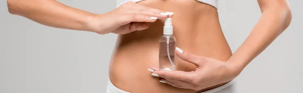 Vista cortada de mulher magro em cueca segurando frasco de spray isolado em cinza, tiro panorâmico — Fotografia de Stock