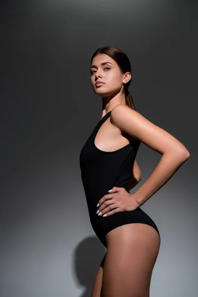 Schöne junge Modell posiert auf schwarzem Hintergrund — Stockfoto