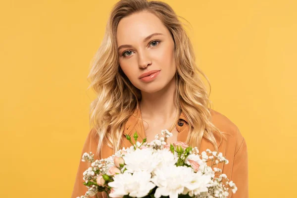 Belle femme blonde tenant bouquet isolé sur jaune — Photo de stock