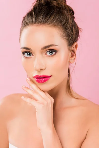 Naked beautiful woman with pink lips posing with hand near face isolated on pink — Stock Photo