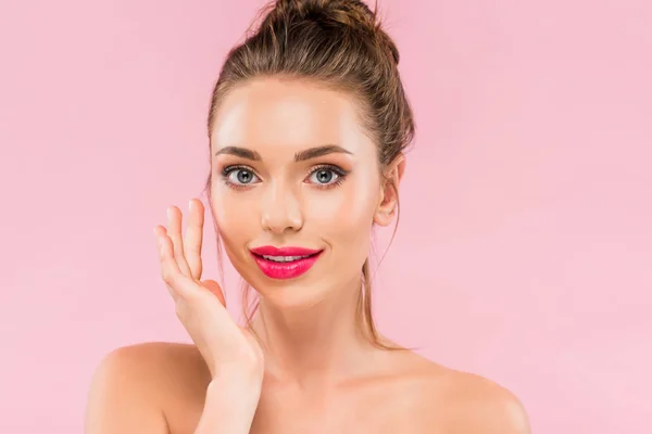 Nackte schöne Frau mit rosa Lippen posiert mit der Hand in der Nähe Gesicht isoliert auf rosa — Stockfoto