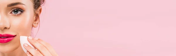Abgeschnittene Ansicht der nackten schönen Frau mit rosa Lippen hält Make-up Schwamm isoliert auf rosa, Panorama-Aufnahme — Stockfoto