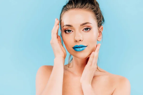 Nackte schöne Frau mit blauen Lippen posiert mit der Hand in der Nähe Gesicht isoliert auf blau — Stockfoto