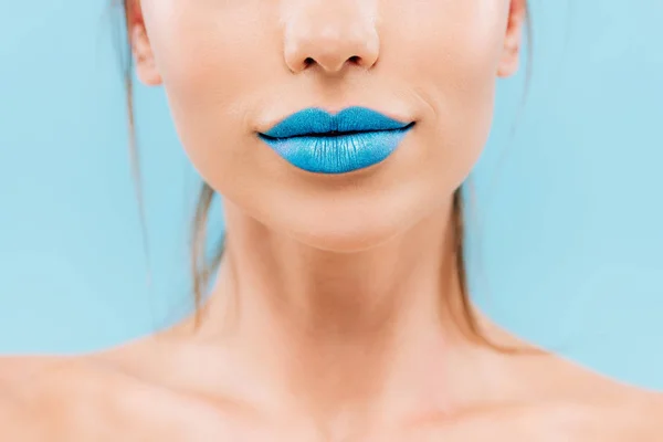 Vista ritagliata di nudo bella donna con labbra blu isolato su blu — Foto stock