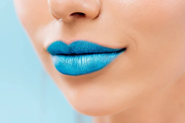 Vista da vicino di bella donna con labbra blu isolate su blu — Foto stock