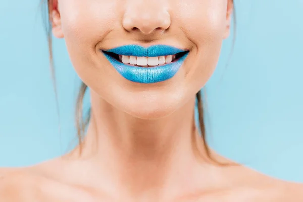 Vue recadrée de sourire nue belle femme aux lèvres bleues isolées sur bleu — Photo de stock