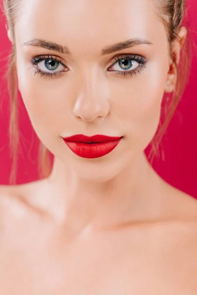 Mulher bonita nua com lábios vermelhos isolados no vermelho — Fotografia de Stock