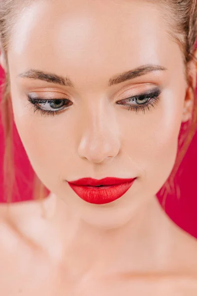 Retrato de mujer hermosa desnuda con labios rojos aislados en rojo - foto de stock