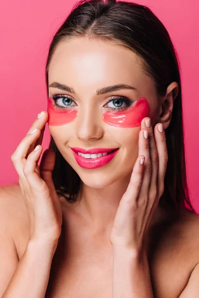 Sonriente mujer hermosa desnuda con parche en el ojo en la cara aislado en rosa - foto de stock