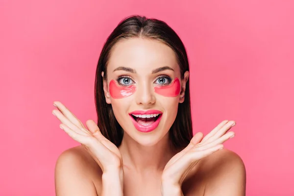 Здивована гола красива жінка з плямою очей на обличчі ізольована на рожевому — стокове фото