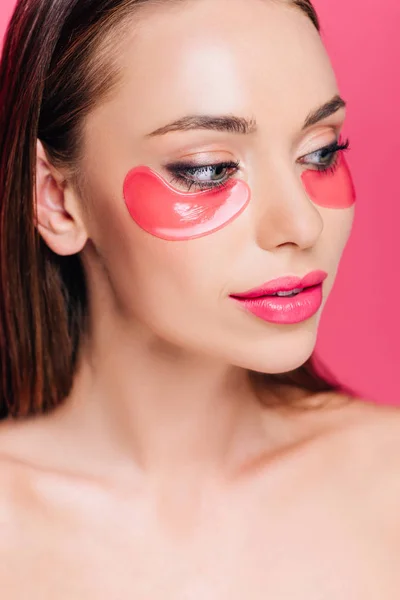Гола красива жінка з плямою очей на обличчі ізольована на рожевому — стокове фото