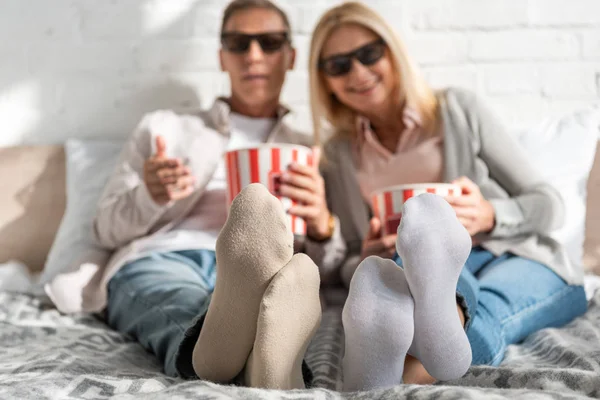 Selektiver Fokus auf Paar in 3D-Gläsern mit Popcorn auf dem Bett — Stockfoto