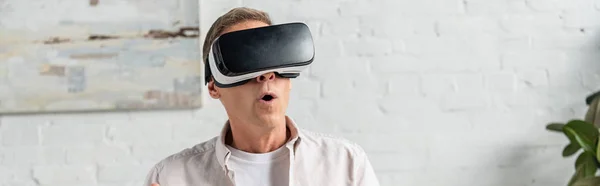 Homem saído em realidade virtual headset em casa, tiro panorâmico — Fotografia de Stock