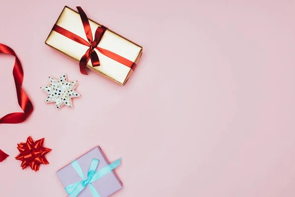 Top view of christmas gift boxes with ribbons and bows, isolated on pink — Stock Photo