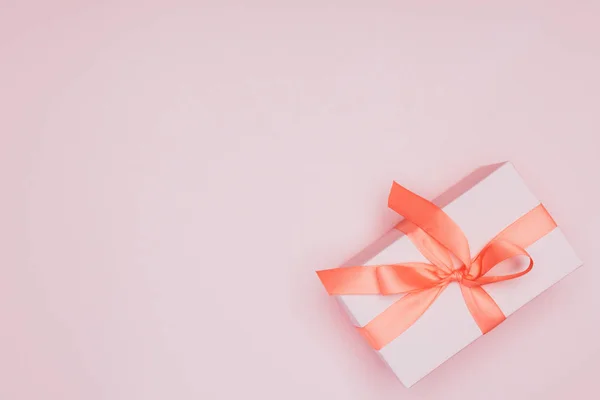 Vista superior de la caja de regalo de Navidad con cinta, aislado en rosa - foto de stock