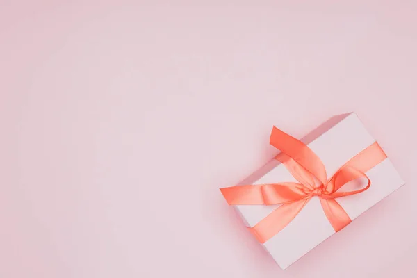 Vista dall'alto della confezione regalo di Natale con nastro, isolato su rosa — Foto stock