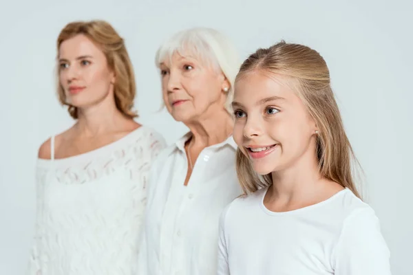 Enfoque selectivo de la nieta, la madre y la abuela en el fondo aislado en gris - foto de stock