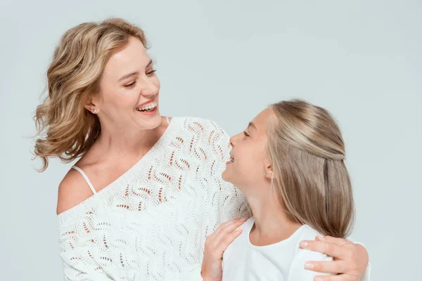 Lächelnde und attraktive Mutter umarmt süße Tochter isoliert auf grau — Stockfoto