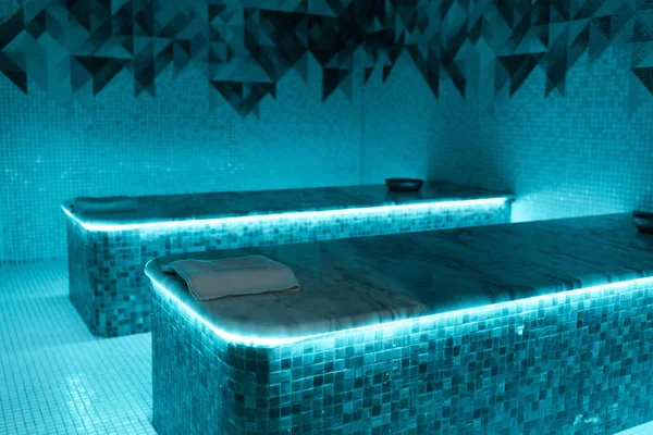 Mesas hammam com luzes azuis no salão de spa — Fotografia de Stock