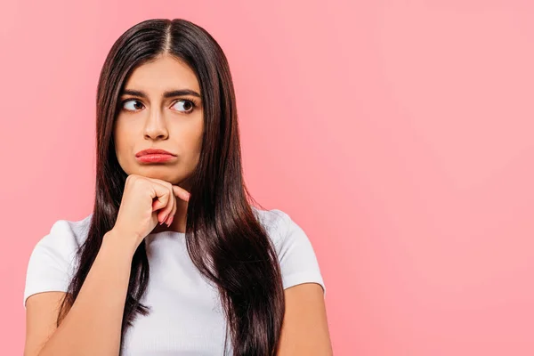 Pensoso bella bruna ragazza guardando lontano isolato su rosa — Foto stock