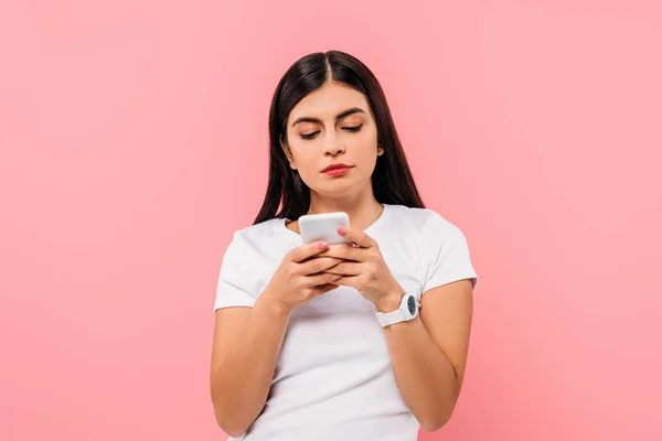 Menina morena bonita usando smartphone isolado em rosa — Fotografia de Stock