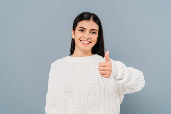 Menina morena bonita feliz em suéter branco mostrando polegar para cima isolado no cinza — Fotografia de Stock