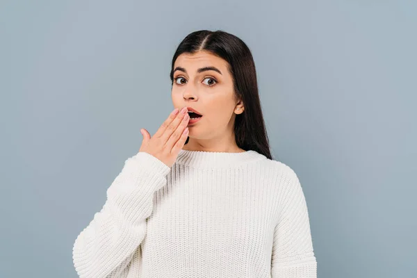 Choqué jolie fille brune en pull blanc avec bouche ouverte isolé sur gris — Photo de stock