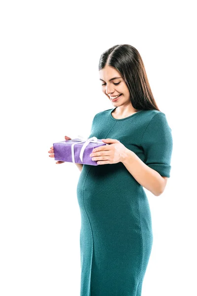 Усміхнена вагітна дівчина тримає подарунок ізольовано на білому — стокове фото