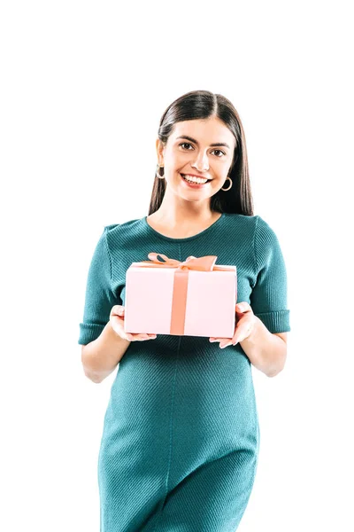 Усміхнена вагітна дівчина тримає подарунок ізольовано на білому — стокове фото