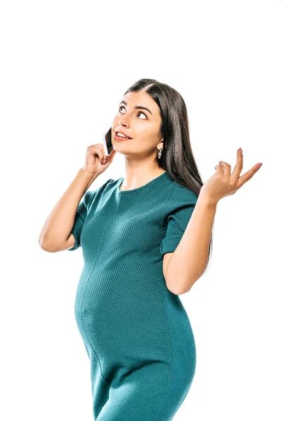 Мрійлива вагітна дівчина говорить на смартфоні ізольовано на білому — стокове фото