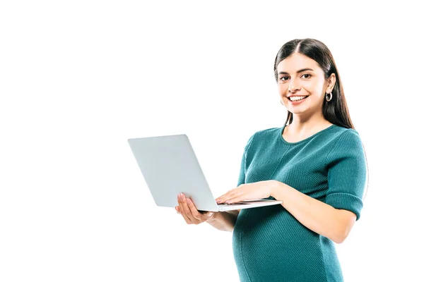 Улыбающаяся беременная девушка держит ноутбук изолирован на белом — стоковое фото