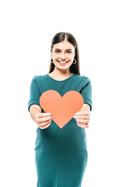 Lächeln schwangere Mädchen mit Papierherz isoliert auf weiß — Stockfoto