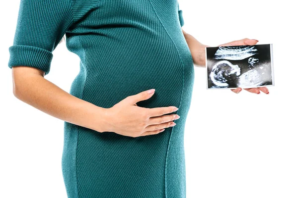 Обрізаний вид вагітної дівчини, що тримає ультразвукове зображення плоду ізольовано на білому — стокове фото