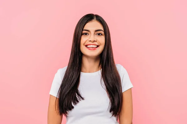 Sorridente bella ragazza isolata su rosa — Foto stock