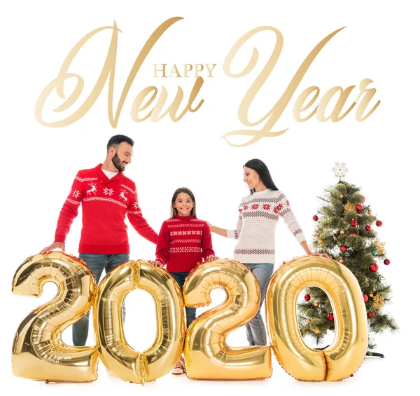 Felice famiglia in maglioni in piedi vicino palloncini e albero di Natale isolato su bianco con felice anno nuovo lettering — Foto stock