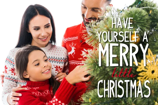 Feliz niño decorando árbol de Navidad cerca de los padres aislados en blanco con tener usted mismo una pequeña ilustración feliz de Navidad - foto de stock