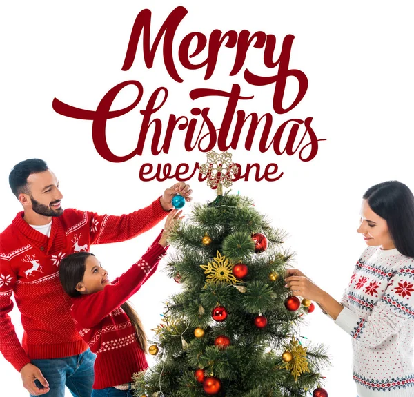 Felice figlia decorazione albero di Natale vicino ai genitori isolati su bianco con Buon Natale tutti lettering — Foto stock