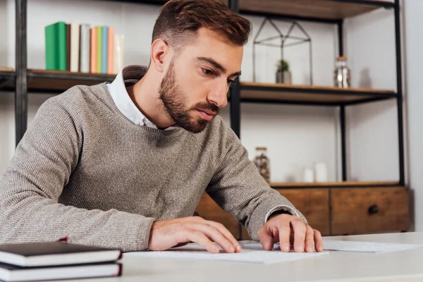 Sehbehinderter Mann liest Brailleschrift am Tisch — Stockfoto