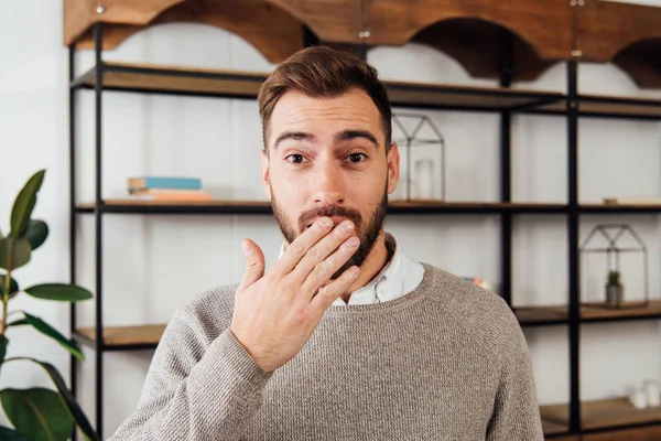 Uscito uomo che copre la bocca con la mano e guardando la fotocamera — Foto stock