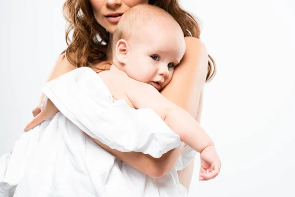 Обрізаний вид оголеної матері, що тримає дитину, ізольований на білому — стокове фото