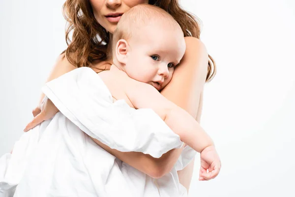 Vista recortada de la madre desnuda sosteniendo al bebé, aislado en blanco - foto de stock