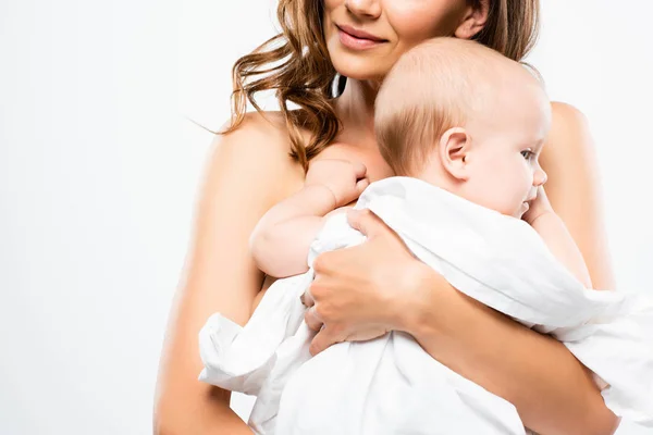 Vista recortada de la madre desnuda sosteniendo al bebé, aislado en blanco - foto de stock