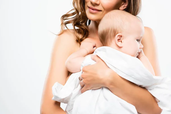 Vue recadrée de la mère nue tenant bébé, isolé sur blanc — Photo de stock