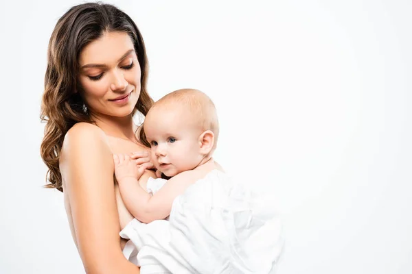 Portrait de mère nue souriante embrassant bébé garçon, isolé sur blanc — Photo de stock