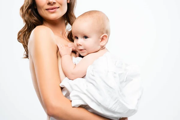 Vista recortada de la tierna madre desnuda sosteniendo al bebé, aislado en blanco - foto de stock