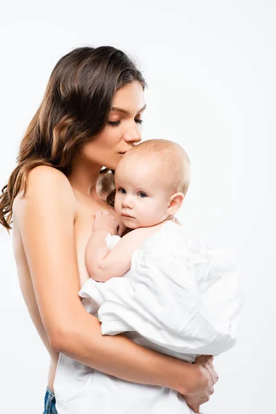 Portrait de maman nue embrassant bébé garçon, isolé sur blanc — Photo de stock