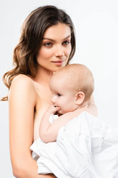 Retrato de feliz mãe nua abraçando bebê menino, isolado no branco — Fotografia de Stock