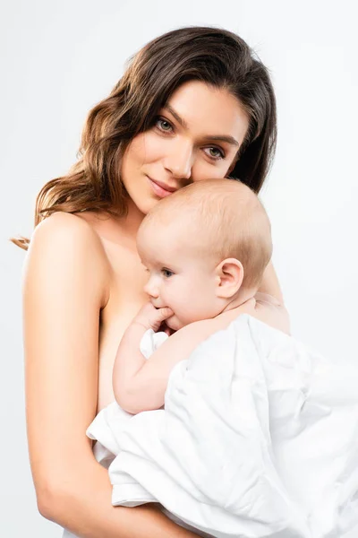 Portrait de mère nue embrassant bébé garçon, isolé sur blanc — Photo de stock