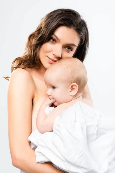 Retrato de mãe nua abraçando menino, isolado no branco — Fotografia de Stock